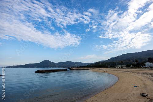 白い砂浜と青い海が広がる、周防大島の美しい海岸風景