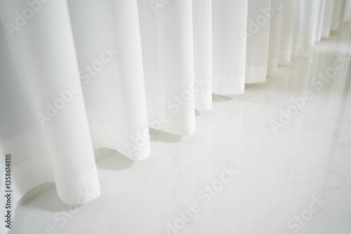 Obraz na płótnie White curtains and marble tiles floor w salonie