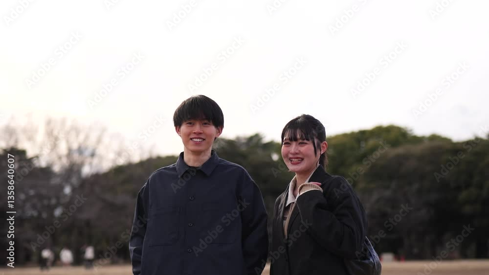 公園でデートする笑顔の若いカップルのサークルショット 公園でデートする笑顔の若いカップルのサークルショット