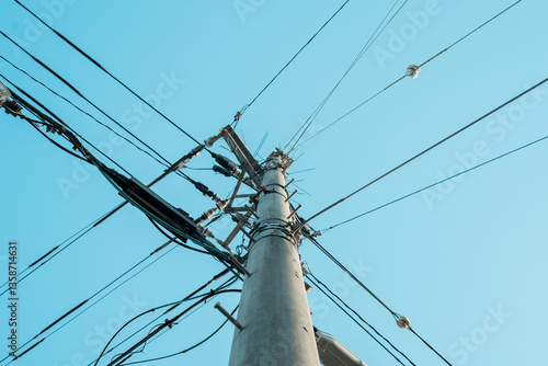 下から見た電柱と青空