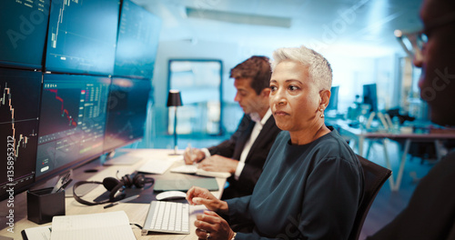 Φωτογραφία Computer screen, investment and business people in office, conversation and internet with teamwork