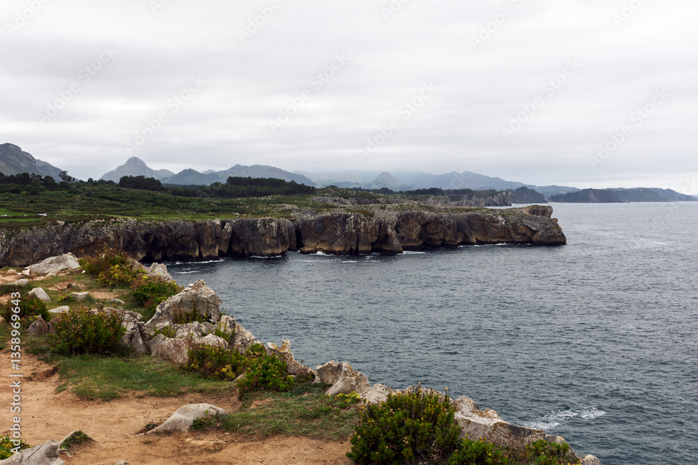 Obraz premium Coastal cliffs by the sea on a cloudy day