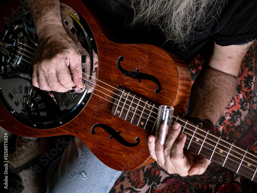 Foto Male musician hand play Vintage Resonator acoustic dobro blues slide guitar