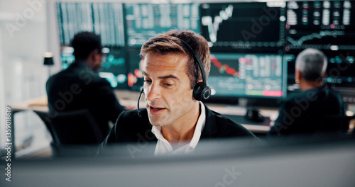 Schilderij op canvas Financial broker, man and headset by computer for customer service, trading investment or market insight