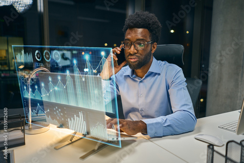 Foto Business Analyst Using Interactive Dashboard Visualizes Data and Communicates In
