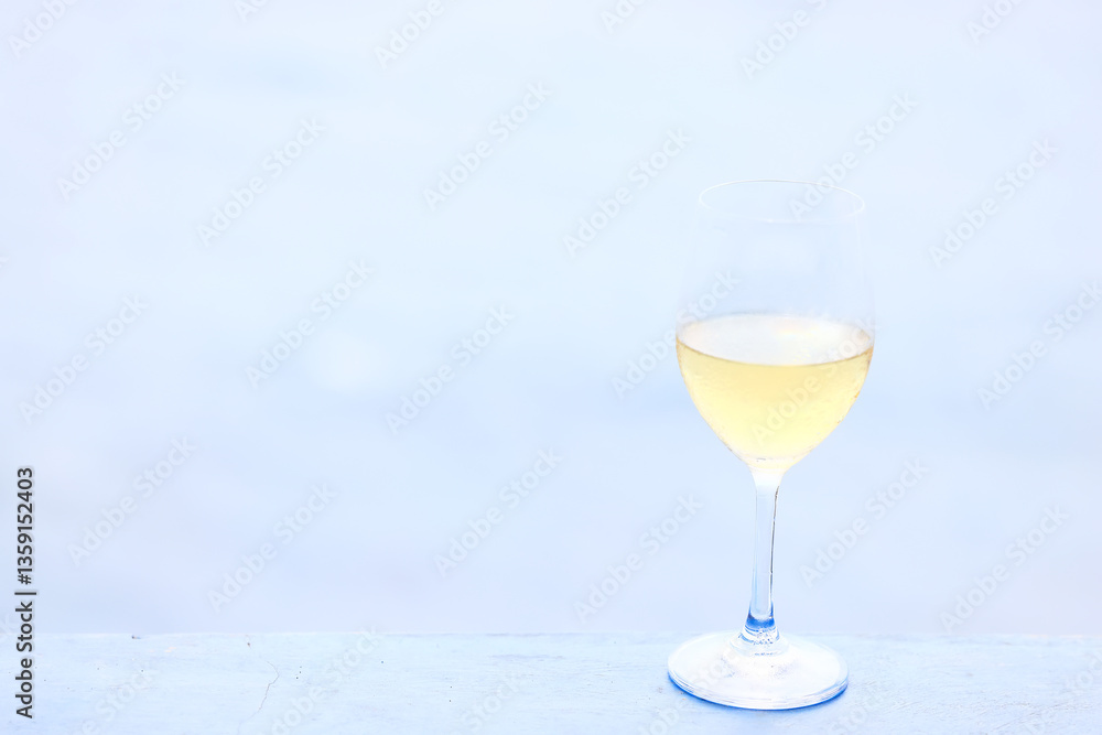 Obraz premium a glass of white wine on the background of the sea relaxing by the sea with wine