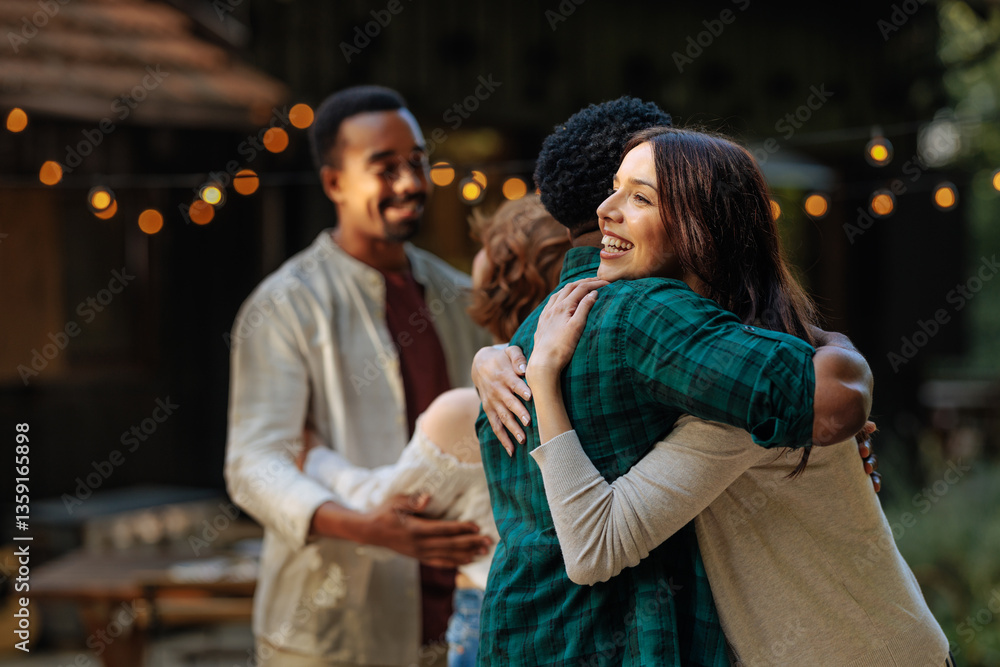 Fototapeta premium Two people hugging in an outdoor setting