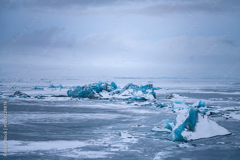Obraz premium Winter landscape of jokulsarlon glacier lagoon in the south part of Iceland.