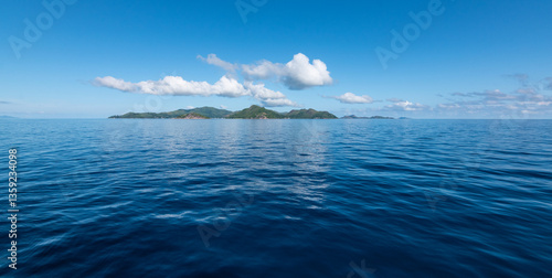 Obraz na płótnie Seascape with La Digue Island in the Background, Indian Ocean, Seychelles w salonie