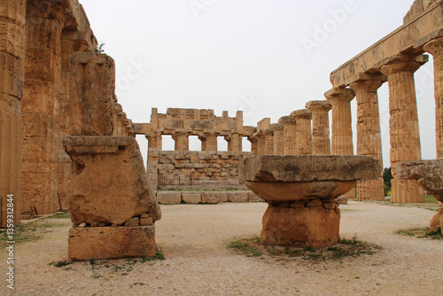 Obraz na płótnie ruined ancient temple in selinunte in sicily in italy w salonie
