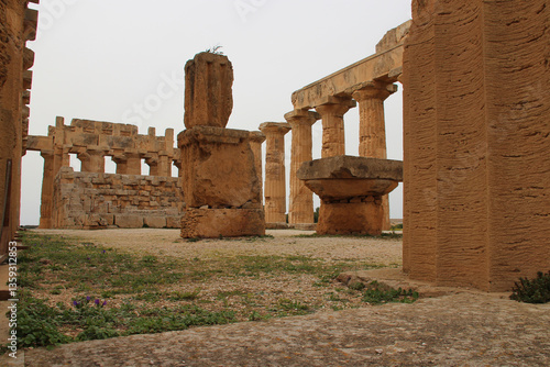 Obraz na płótnie ruined ancient temple in selinunte in sicily in italy w salonie