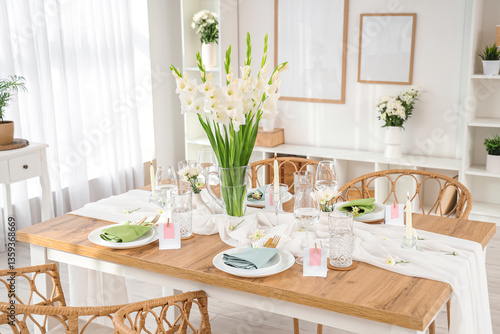 Elegant dining table settin...