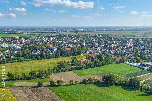 Das herbstliche Wertachtal bei Augsburg-Inningen in Schwaben aus der Vogelperspektive