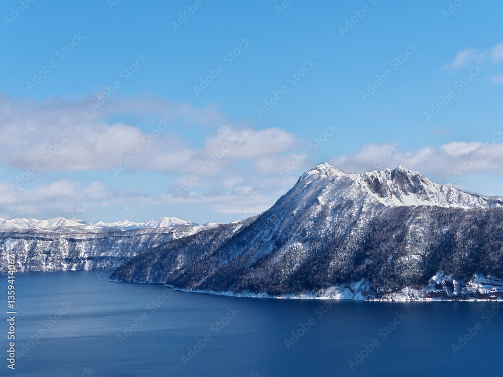Obraz premium Eastern Hokkaido: Snow trekking on the outer rim of Lake Mashu in winter
