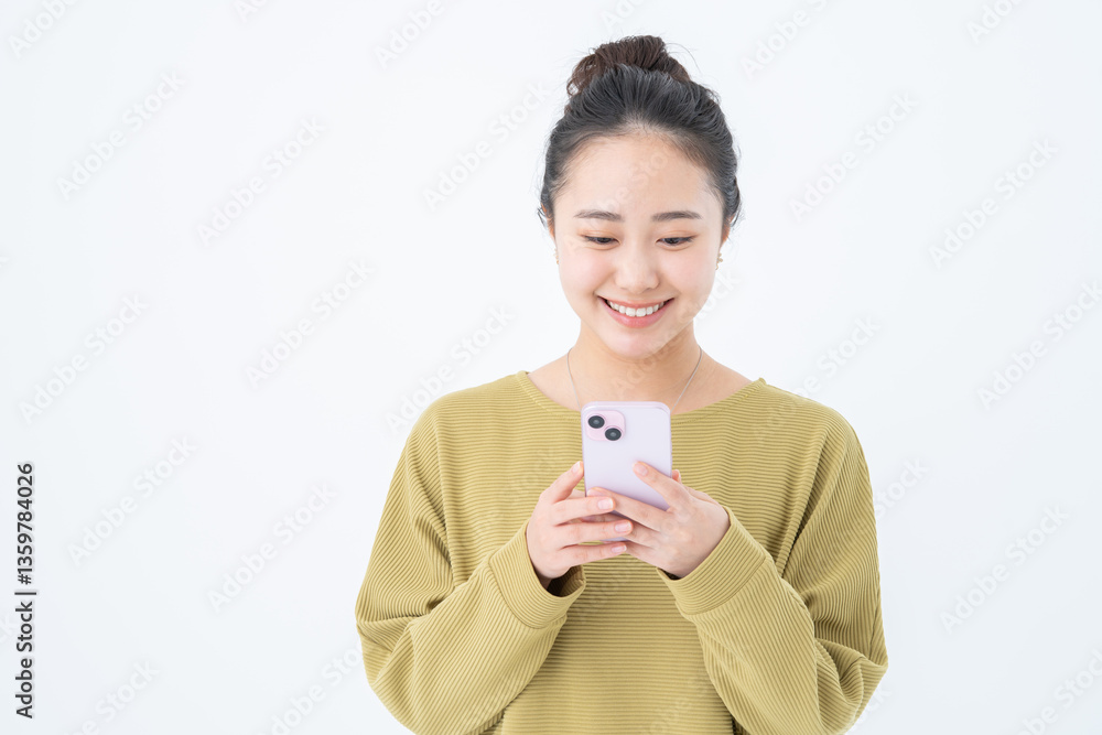 スマホを使う若い女性 スマホを使う若い女性