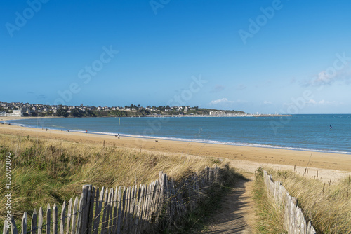 Lumière hivernale sur la Grande Plage de Saint-Cast-le-Guildo, entre sable doré et mer bleutée.