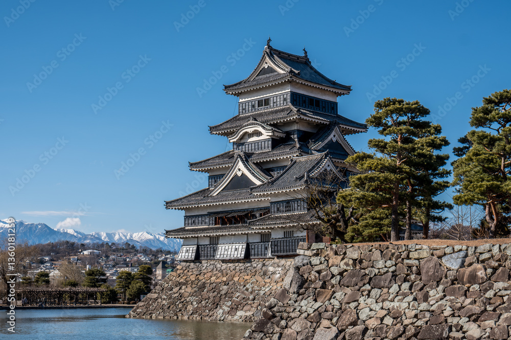 Matsumoto Castle mit Wassergraben und Bergen im Hintergrund Matsumoto Castle mit Wassergraben und Bergen im Hintergrund