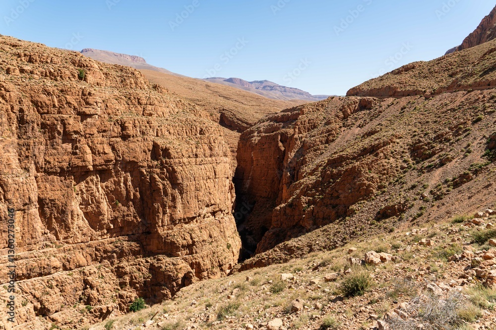 Obraz premium deep canyon rock mountains in sandstone red desert landscape 