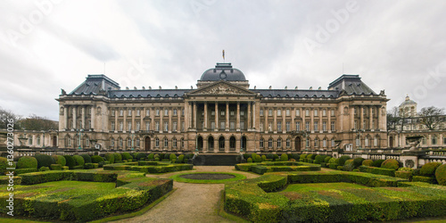Obraz na płótnie Royal Palace of Brussels and gardens in front of it w salonie