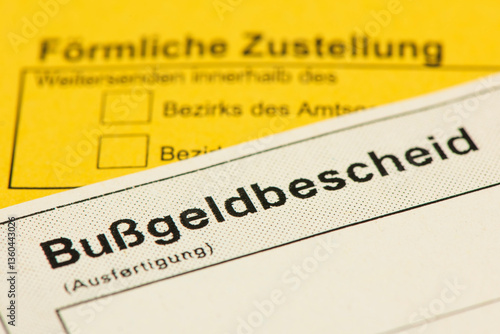 Ein Bußgeldbescheid liegt auf einem Kuvert für Förmliche Zustellung