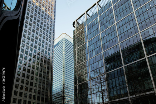 Canvas Print Modern skyscrapers reaching for the sky in canary wharf, london