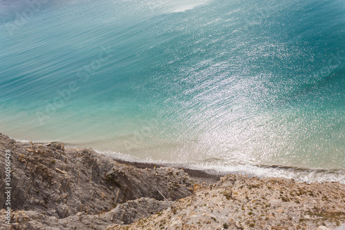 Fotografie A stunning view of the seascape from a steep rocky cliff, the azure surface of the Black Sea in the hot sultry summer in the Krasnodar region of the tourist city of Anapa