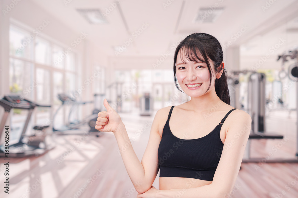 ジムでランニングをする若い女性 ジムでランニングをする若い女性