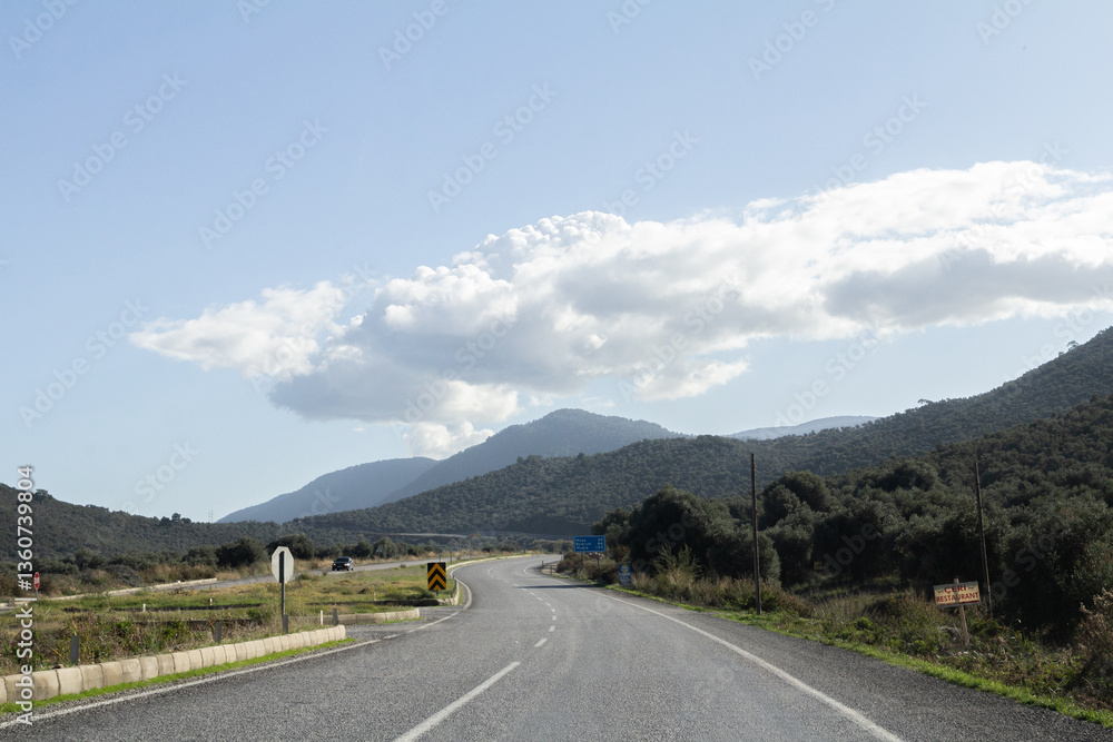 Naklejka premium A stunning photograph of a scenic road winding through the breathtaking landscapes of Turkey.