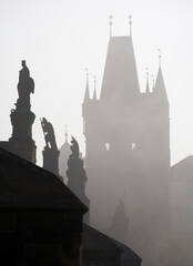 Acrylglasbilder Karlsbrücke Karlsbrücke Prag im Morgennebel  © Renáta Sedmáková