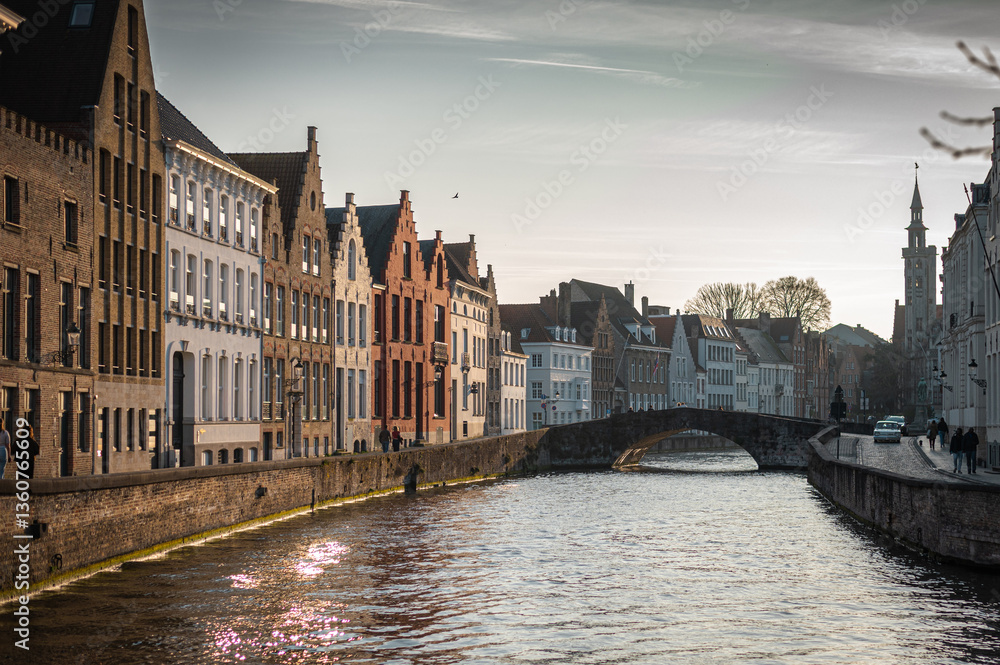 Naklejka premium Bruges Canals Reflecting Historic Architecture at Sunset