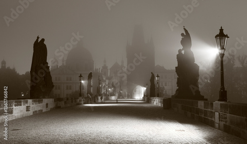 Foto Prague - Charles bridge in the morning fog