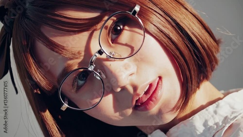 メガネをかけた日本人女性がテヘペロする瞬間