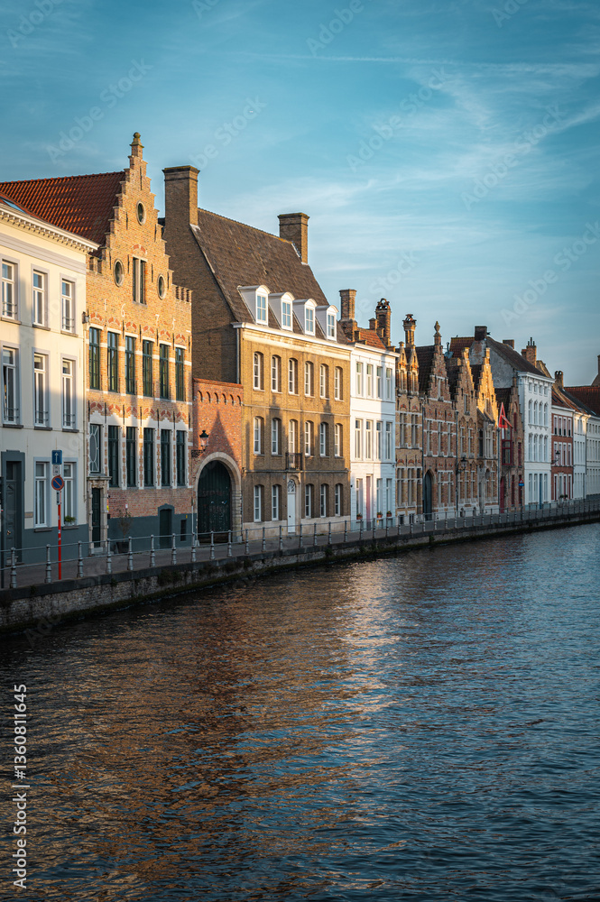 Naklejka premium Bruges Canals Reflecting Historic Architecture at Sunset