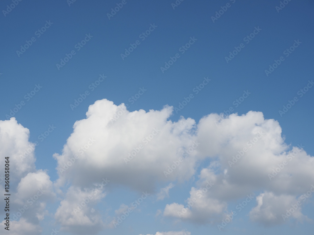 Obraz premium cloudy blue sky background