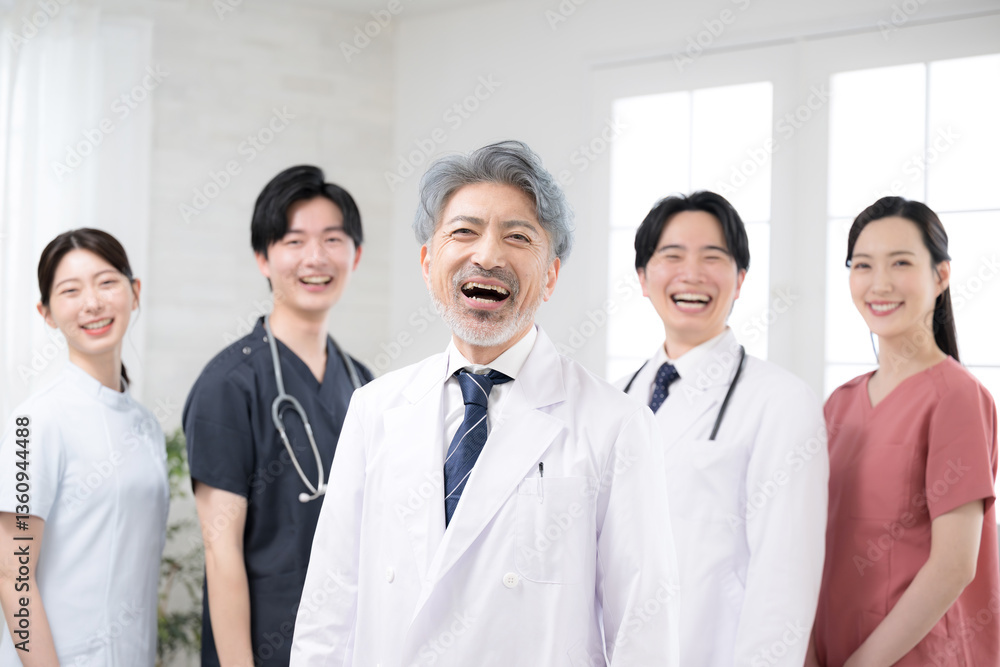 カッコイイグレイヘアの医者と複数のドクターのイメージ 笑顔のカメラ目線 大笑いで成功などのイメージ カッコイイグレイヘアの医者と複数のドクターのイメージ 笑顔のカメラ目線 大笑いで成功などのイメージ