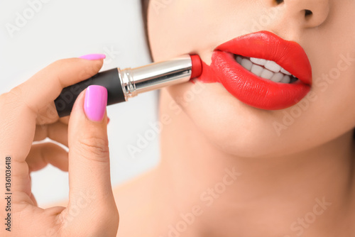 Young woman applying beauti...