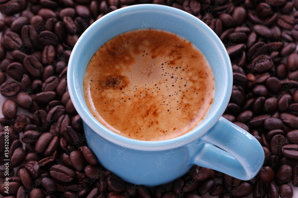 エスプレッソに牛乳をたっぷり入れたコーヒー、カフェ・ラッテと、深煎りしたコーヒー豆
エスプレッソに牛乳をたっぷり入れたコーヒー、カフェ・ラッテと、深煎りしたコーヒー豆