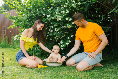 Obraz na płótnie Family with Baby Playing in Water Outdoors w salonie