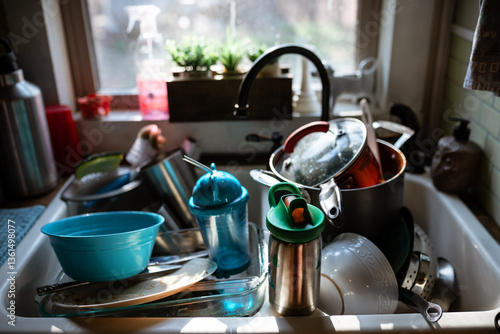 Schilderij op canvas Sunlit kitchen sink full of dirty dishes