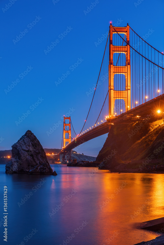 Obraz premium The Golden Gate Bridge in the Blue Hour as seen from Fort Baker, Marin County, California.