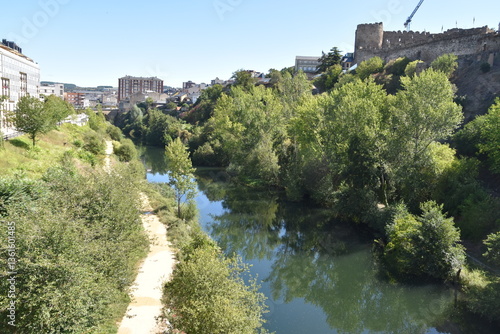 Rio en medio de la ciudad