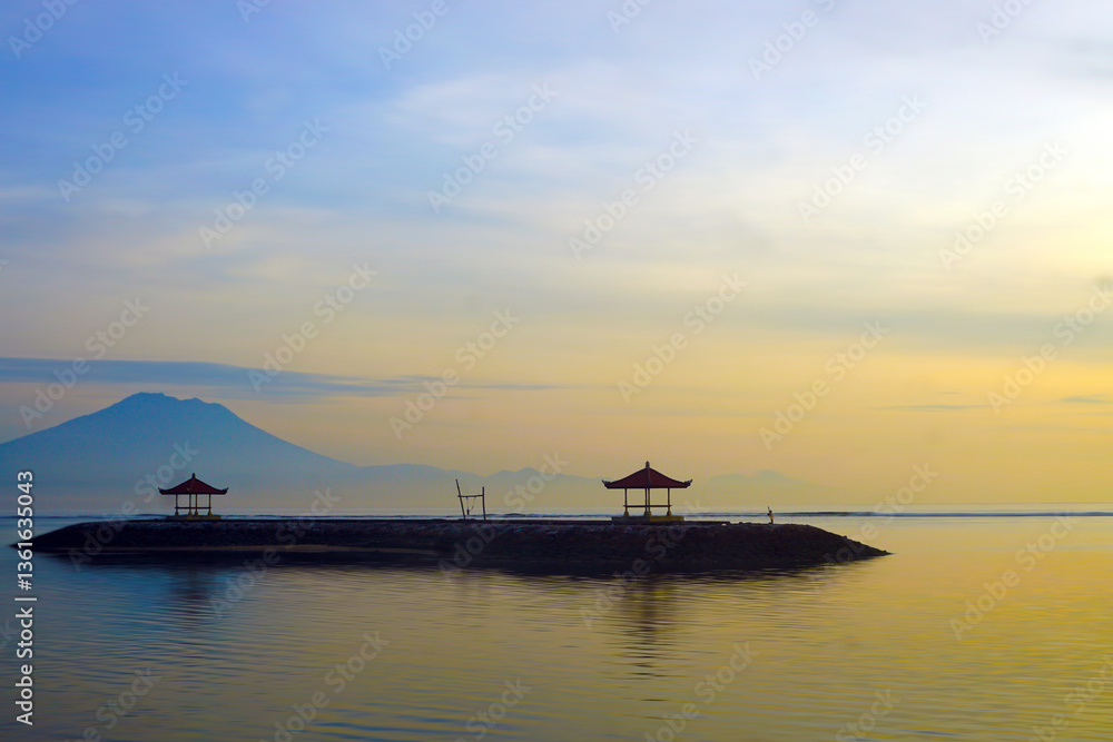 Obraz premium Sanur beach in the morning with mount Agung view and the gazebo icon at sunrise. Bali, Indonesia.