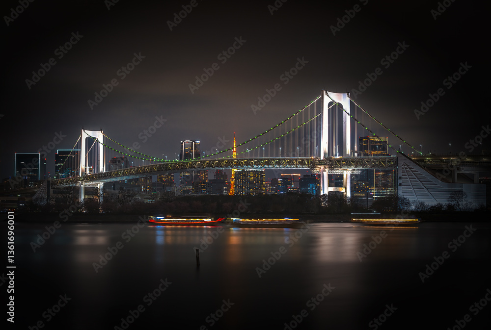 Fototapeta premium Japan- Kanto Region- Tokyo- Long exposure of Tokyo Bay and Rainbow Bridge at dusk