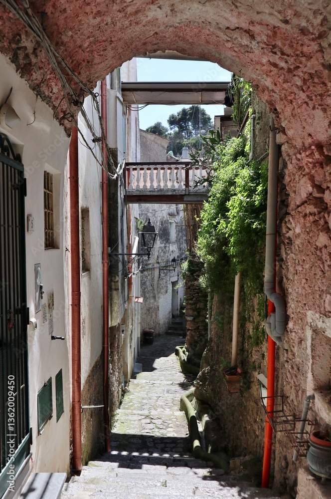 Pontone - Via Pisacane verso Amalfi