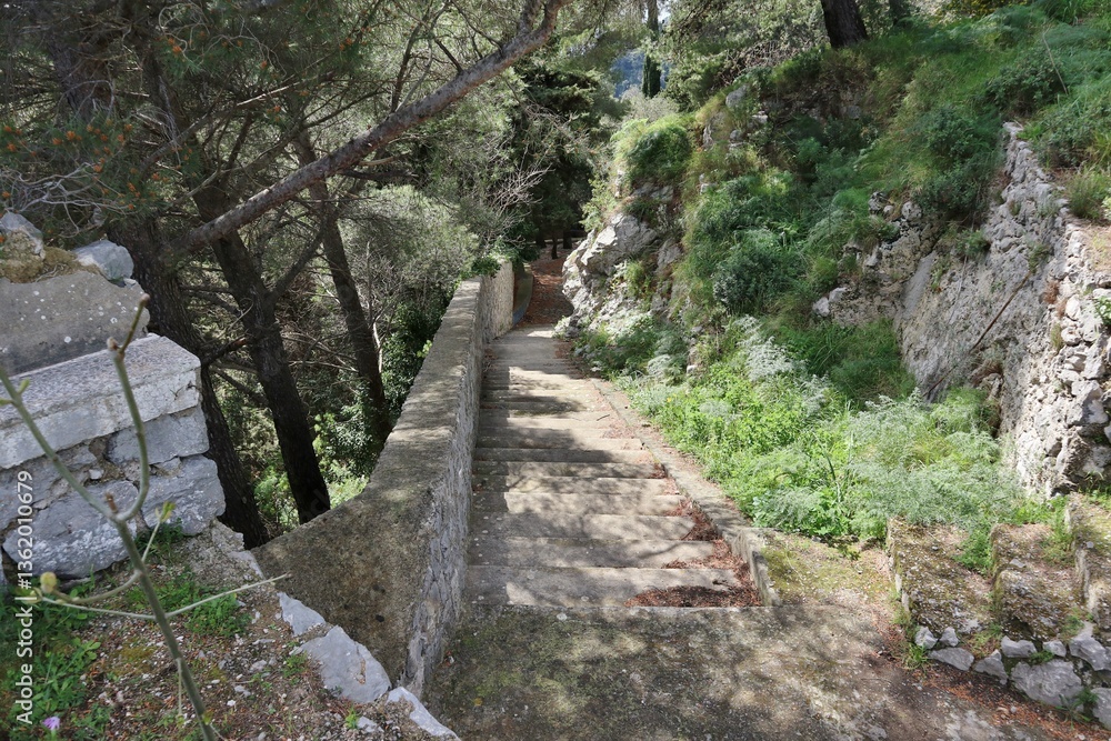 Pontone - Scalinata verso la Torre dello Ziro dalla prima torre del Castello di Scalella