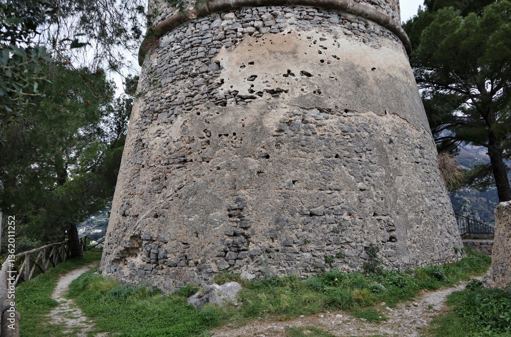 Pontone - Base a scarpa della Torre dello Ziro