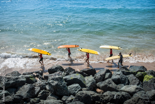 Bild auf Leinwand Surfeurs au bord de l'océan Biarritz