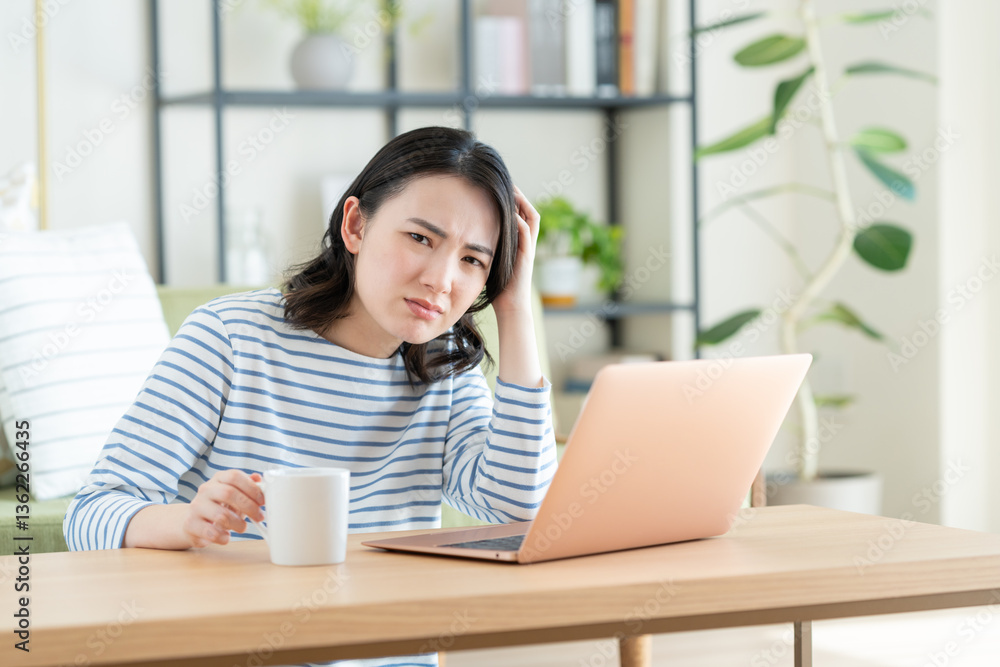 パソコンに悩む若い女性 パソコンに悩む若い女性