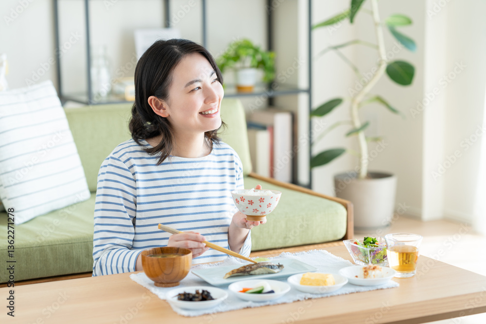 朝食を食べる若い女性 朝食を食べる若い女性