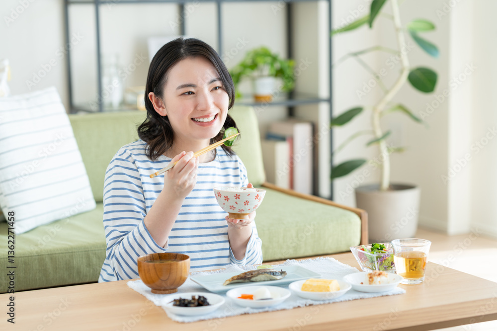 朝食を食べる若い女性 朝食を食べる若い女性